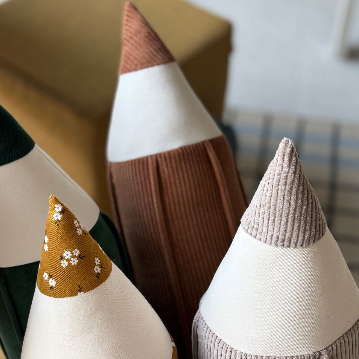 Moi Mili Sierkussen Kleurpotlood ribstof – Camel