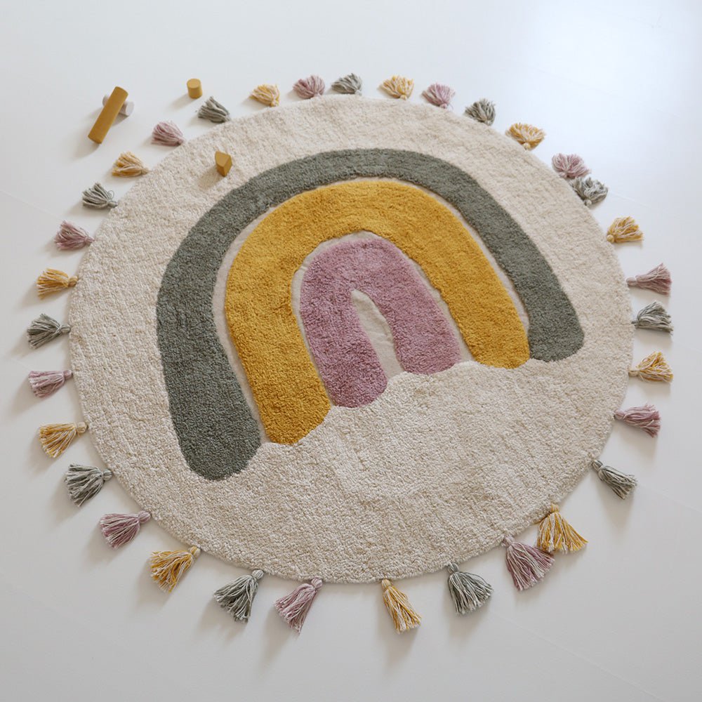 Wasbaar katoenen kindervloerkleed in regenboogkleuren met RAINBOW MOSS-pompons
