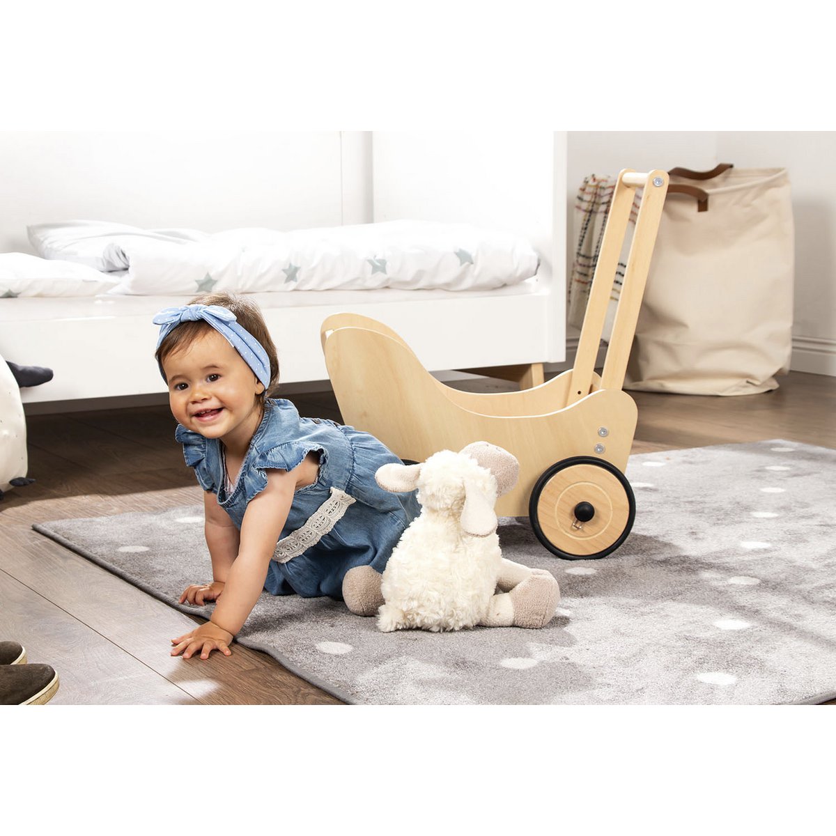 Houten poppenwagen retro