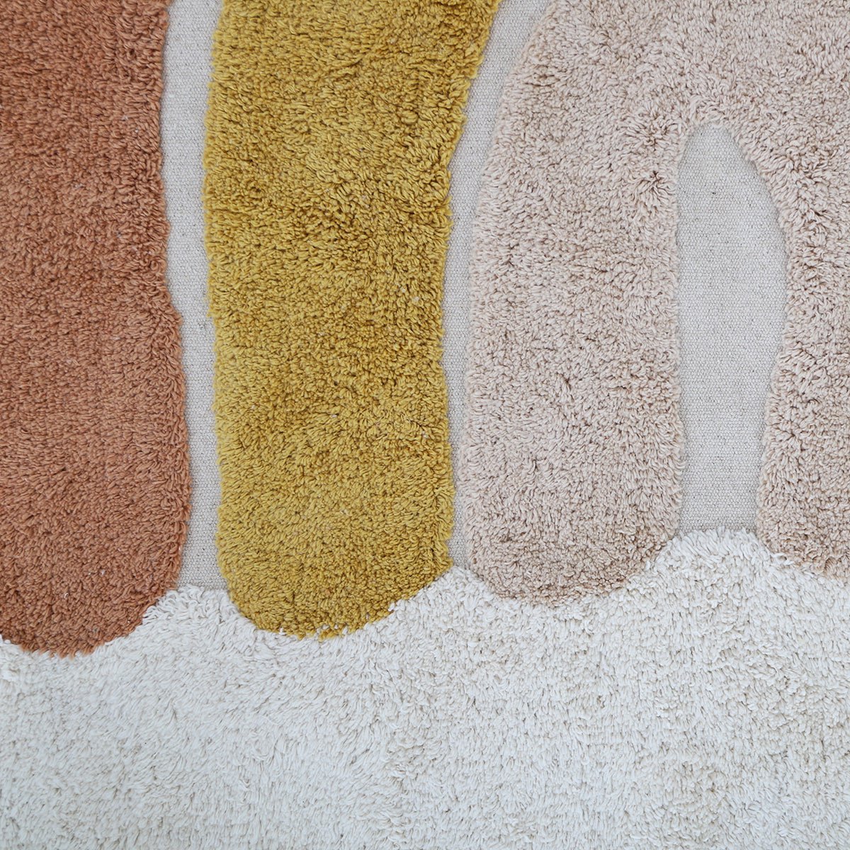 Wasbaar katoenen kindervloerkleed in regenboogkleuren met RAINBOW TOFFEE pompons