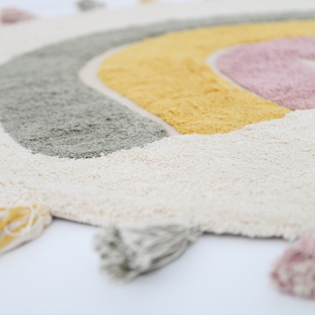 Wasbaar katoenen kindervloerkleed in regenboogkleuren met RAINBOW MOSS-pompons