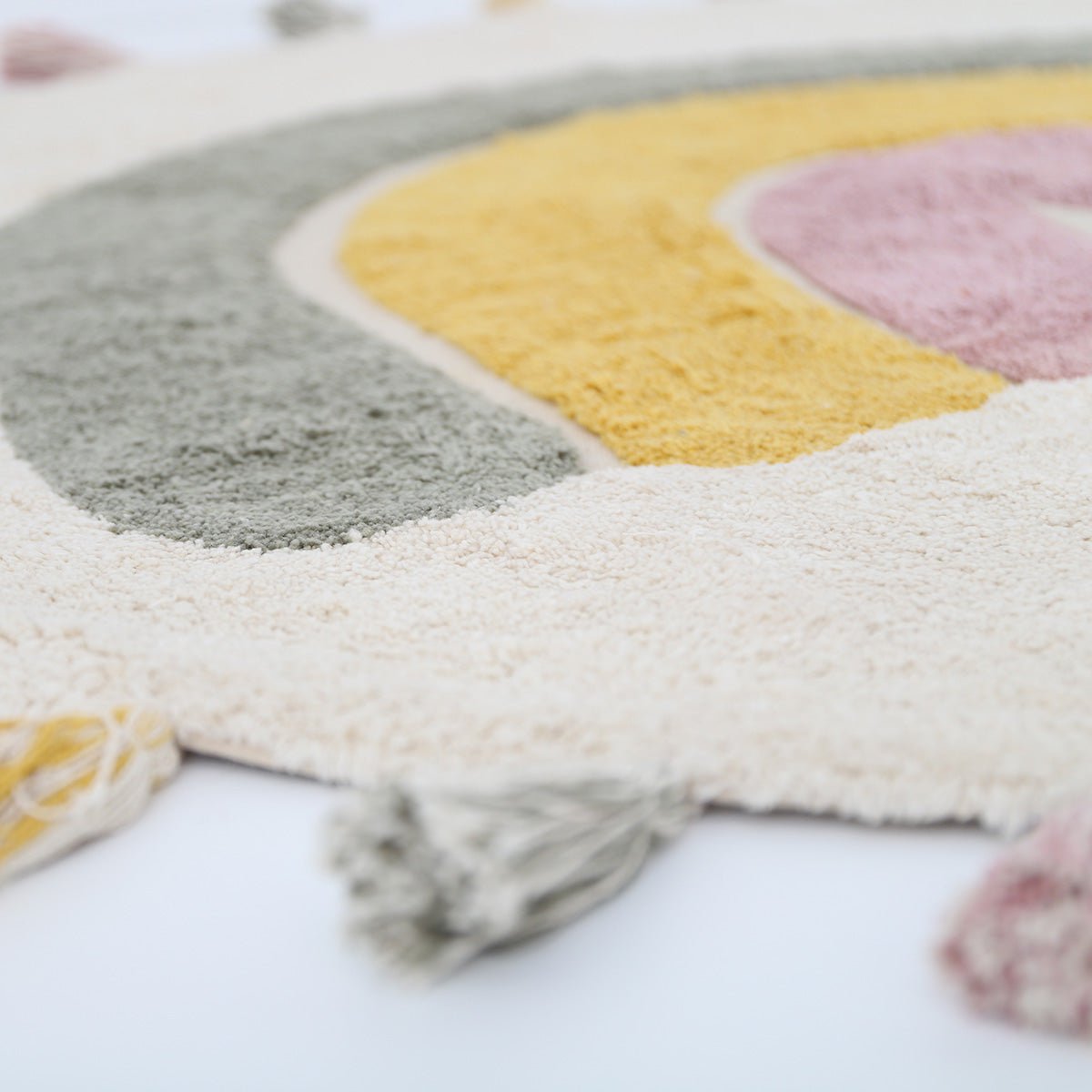Wasbaar katoenen kindervloerkleed in regenboogkleuren met RAINBOW MOSS-pompons