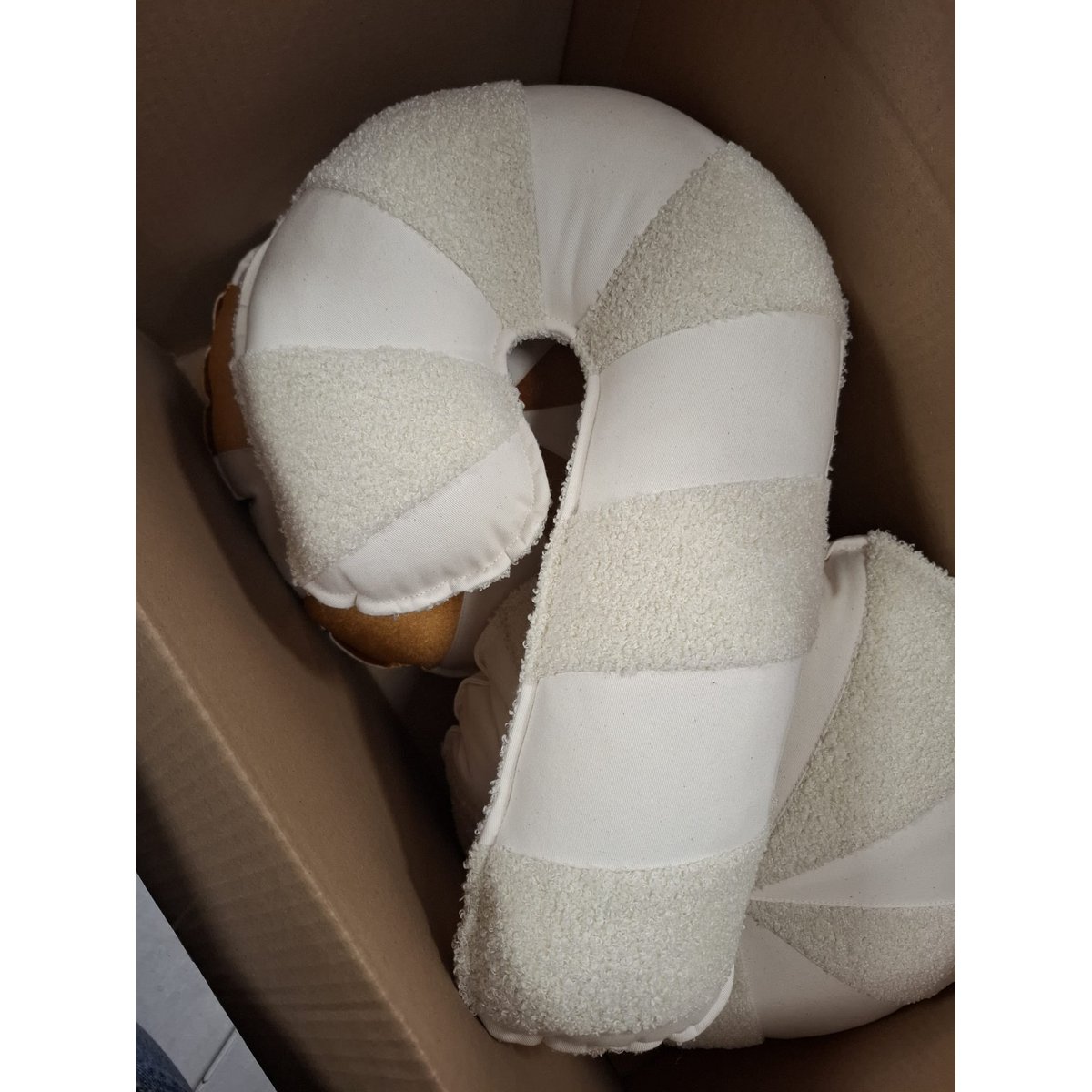 Moi Mili Bouclé Sierkussen Candycane – Wit lam