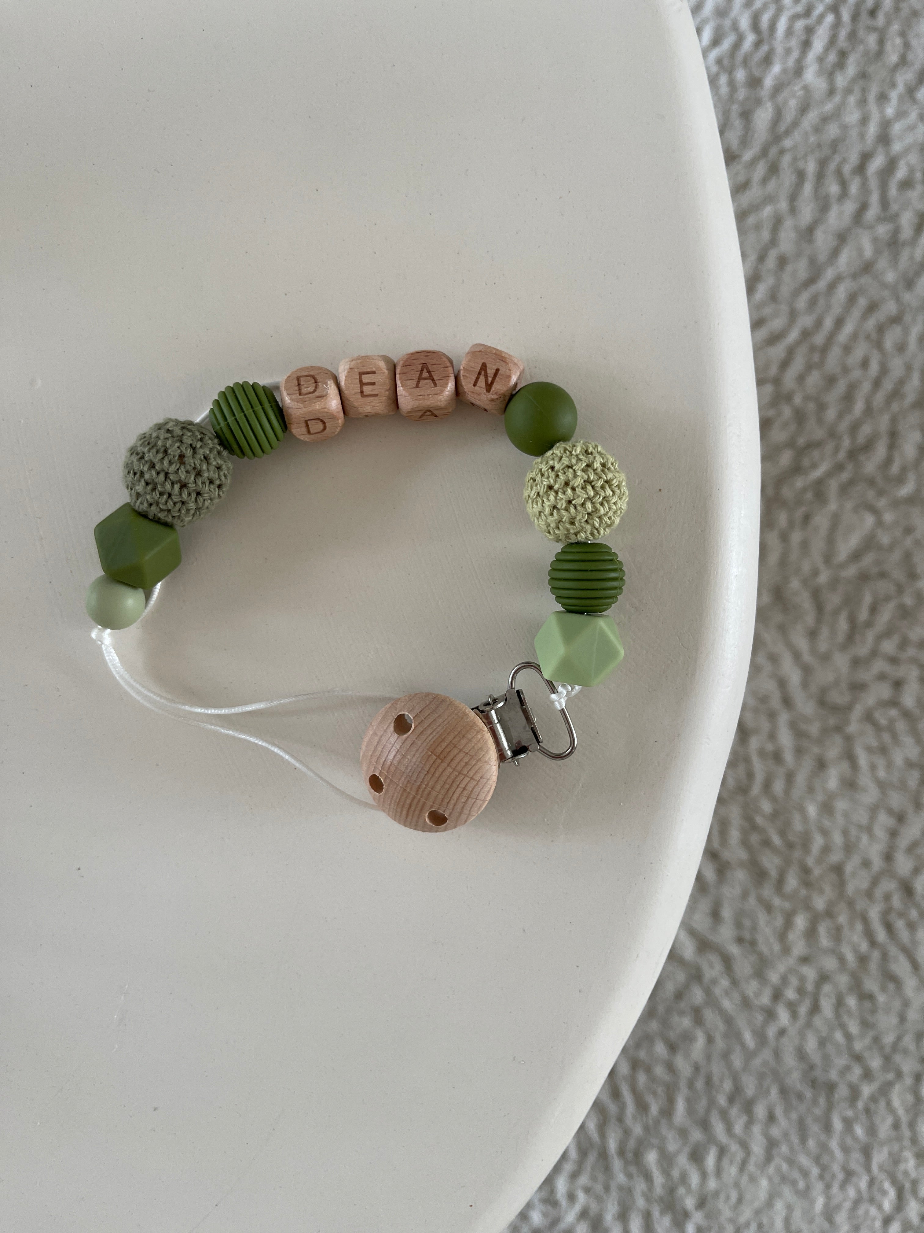 Speenkoord met naam, kralenspeenkoord gepersonaliseerd