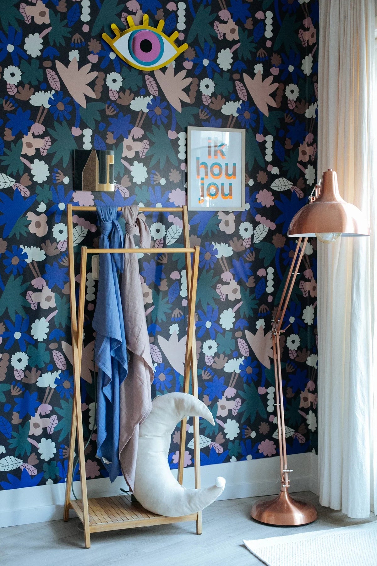Behang Meet Me at the Wall -  Flowerplay Dark - Natural Noord