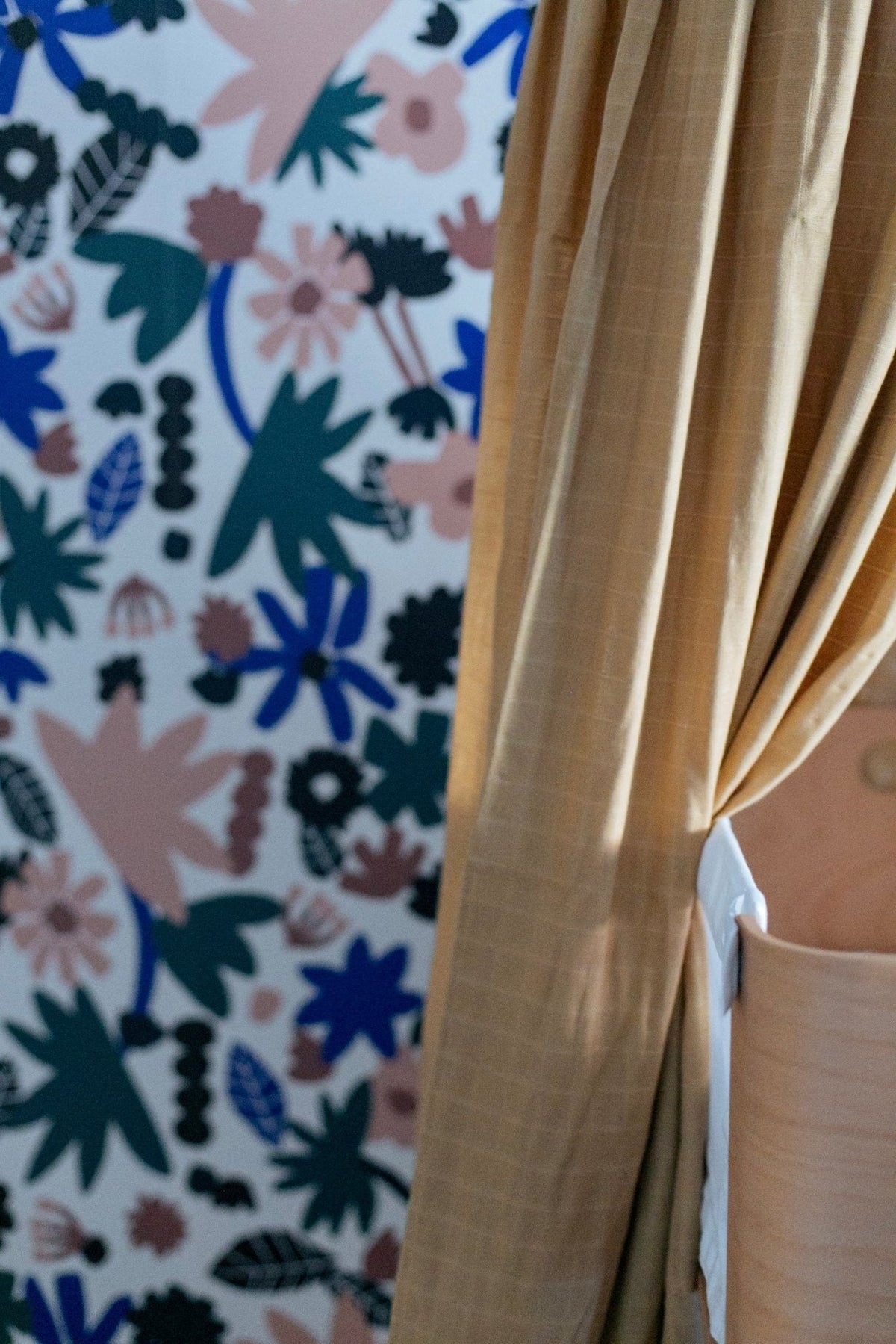 Behang Meet Me at the Wall -  Flowerplay Light - Natural Noord