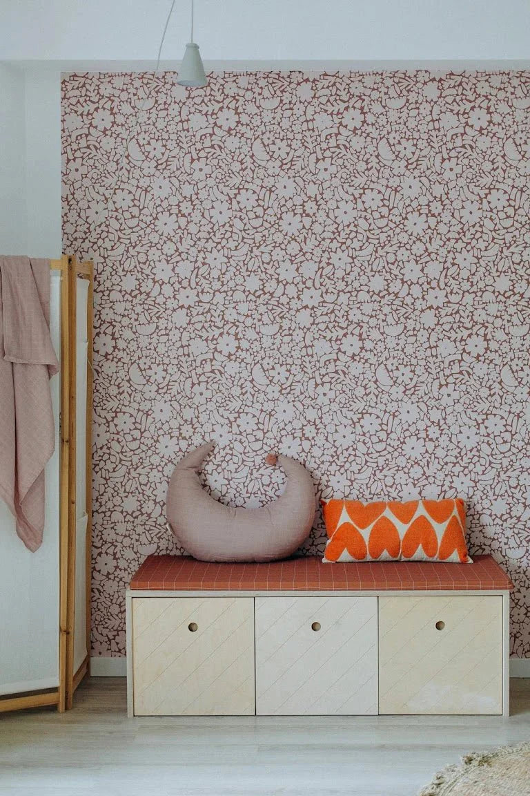 Behang Meet Me at the Wall -  Flowerfield Warm Taupe  - Naturel Noord