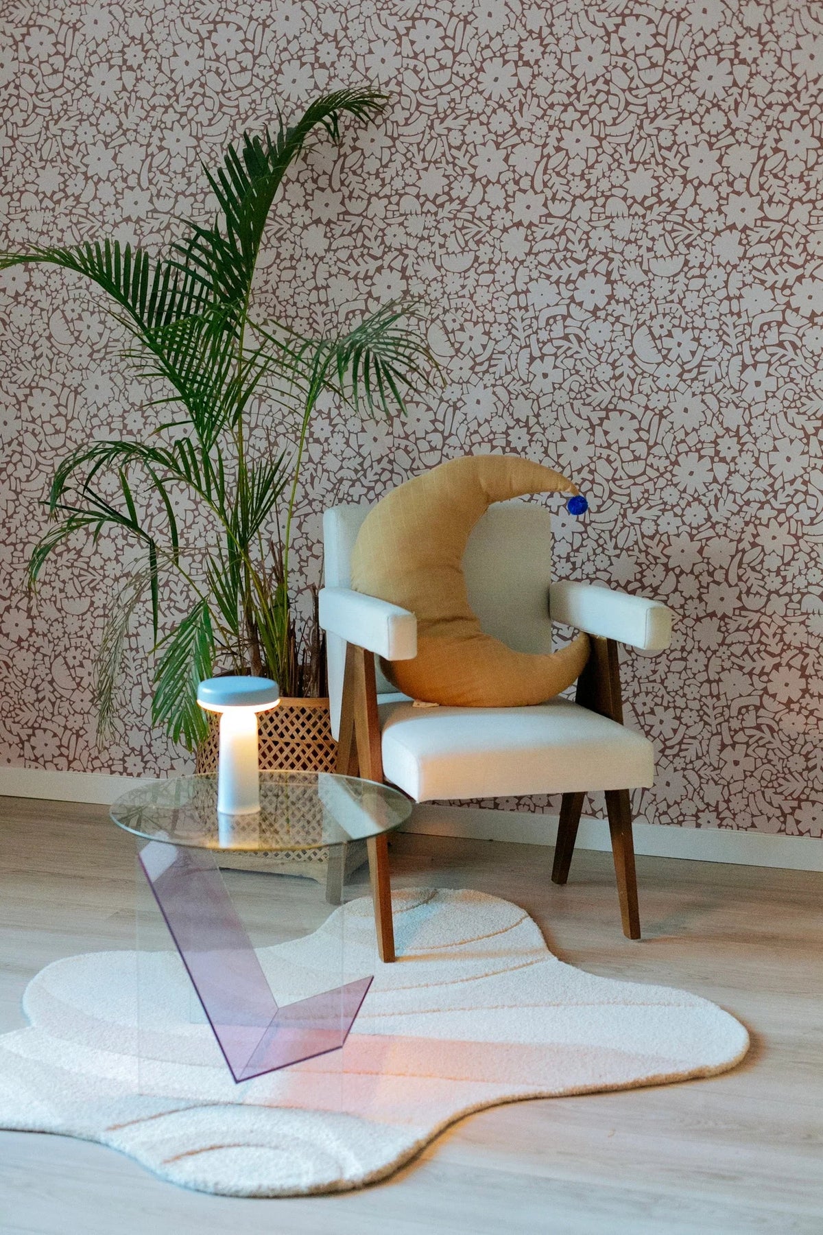 Behang Meet Me at the Wall -  Flowerfield Warm Taupe  - Naturel Noord