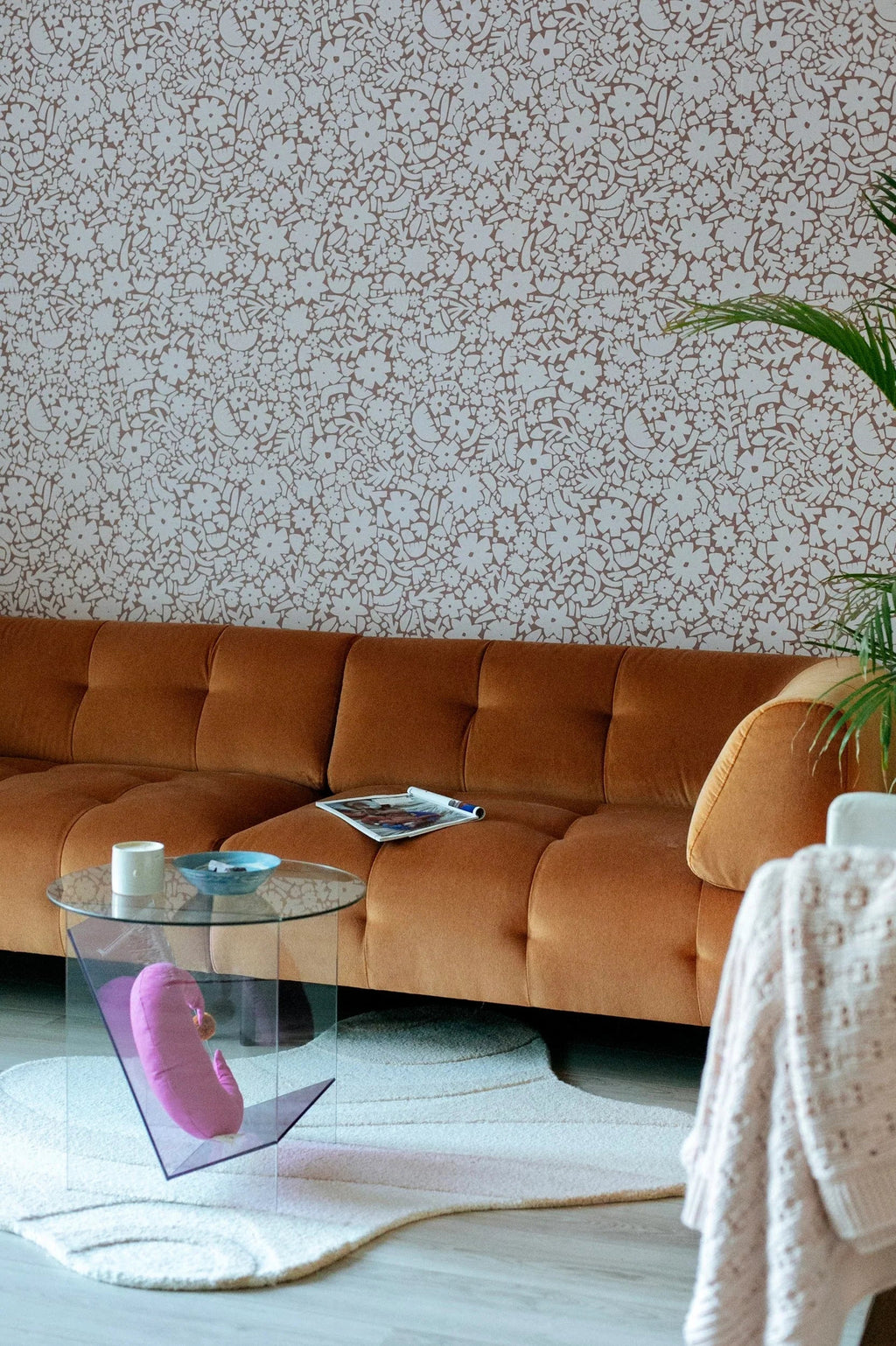 Behang Meet Me at the Wall -  Flowerfield Warm Taupe  - Naturel Noord