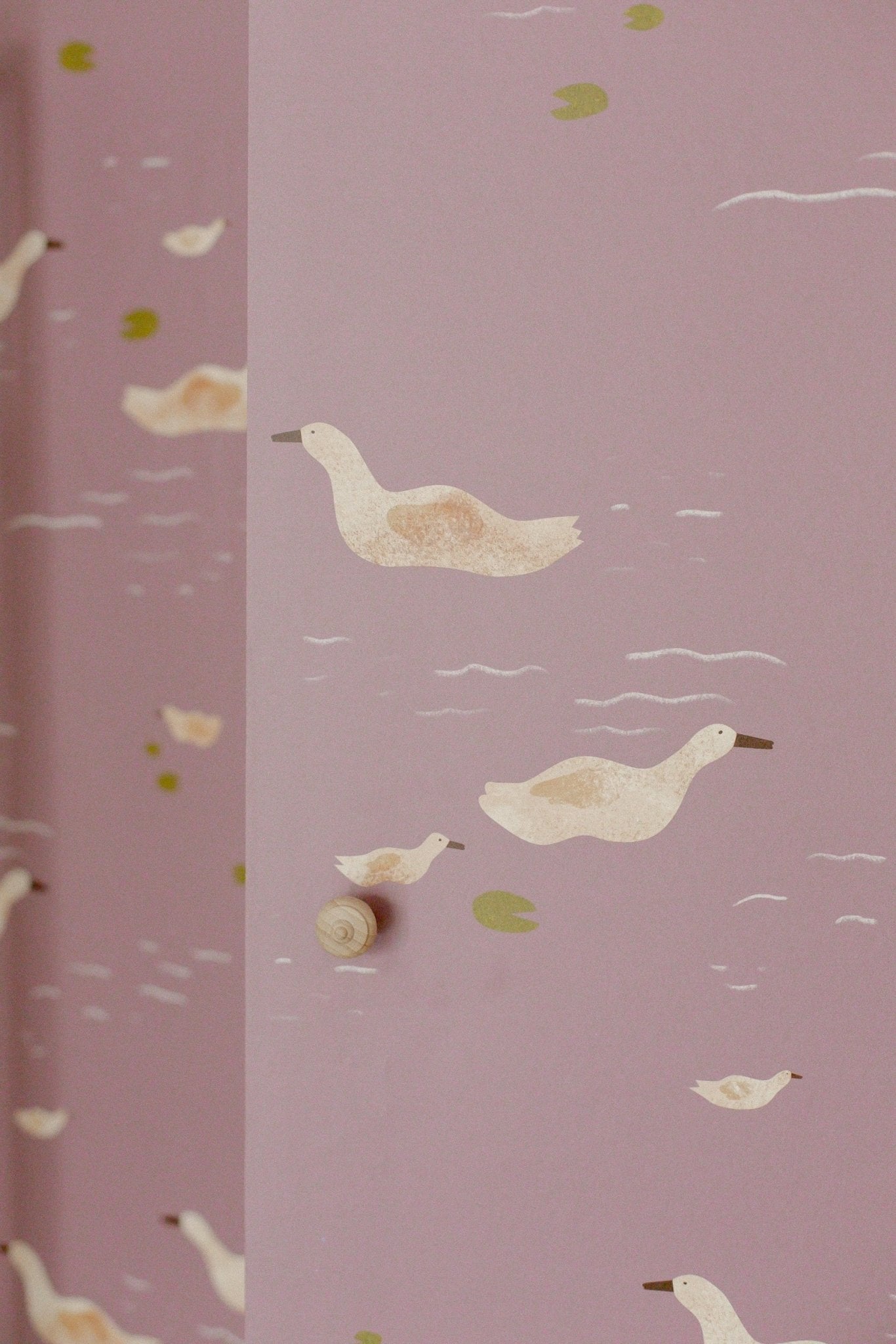 Behang Meet Me at the Wall - Ducks Mauve - Lotte Dirks