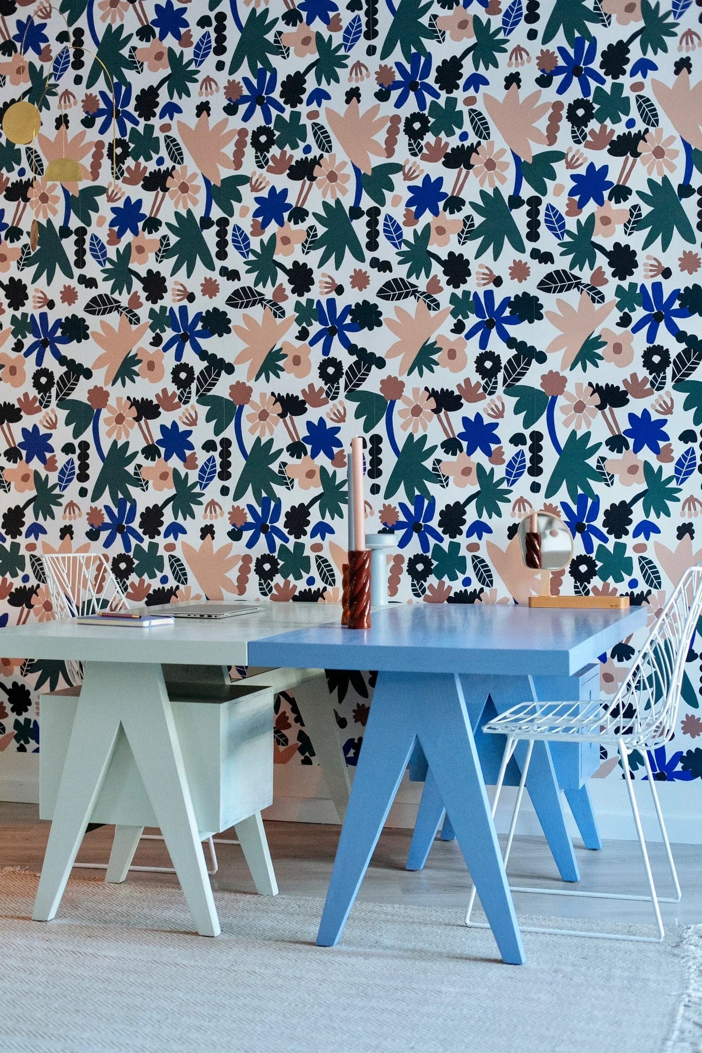 Behangstaal Meet Me at the Wall -  Flowerplay Light - Natural Noord