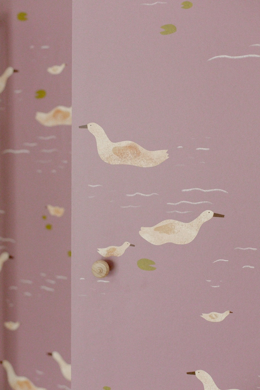 Behangstaal Meet Me at the Wall - Ducks Mauve - Lotte Dirks