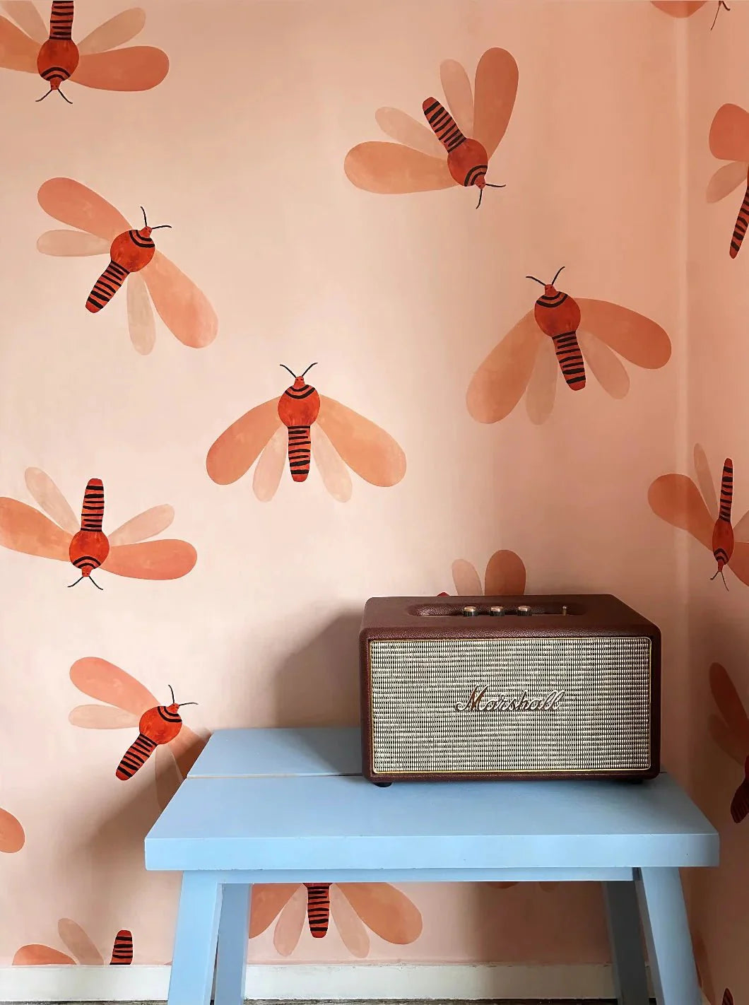 Behangstaal Meet Me at the Wall - Moth Natural - Aniek Bartels