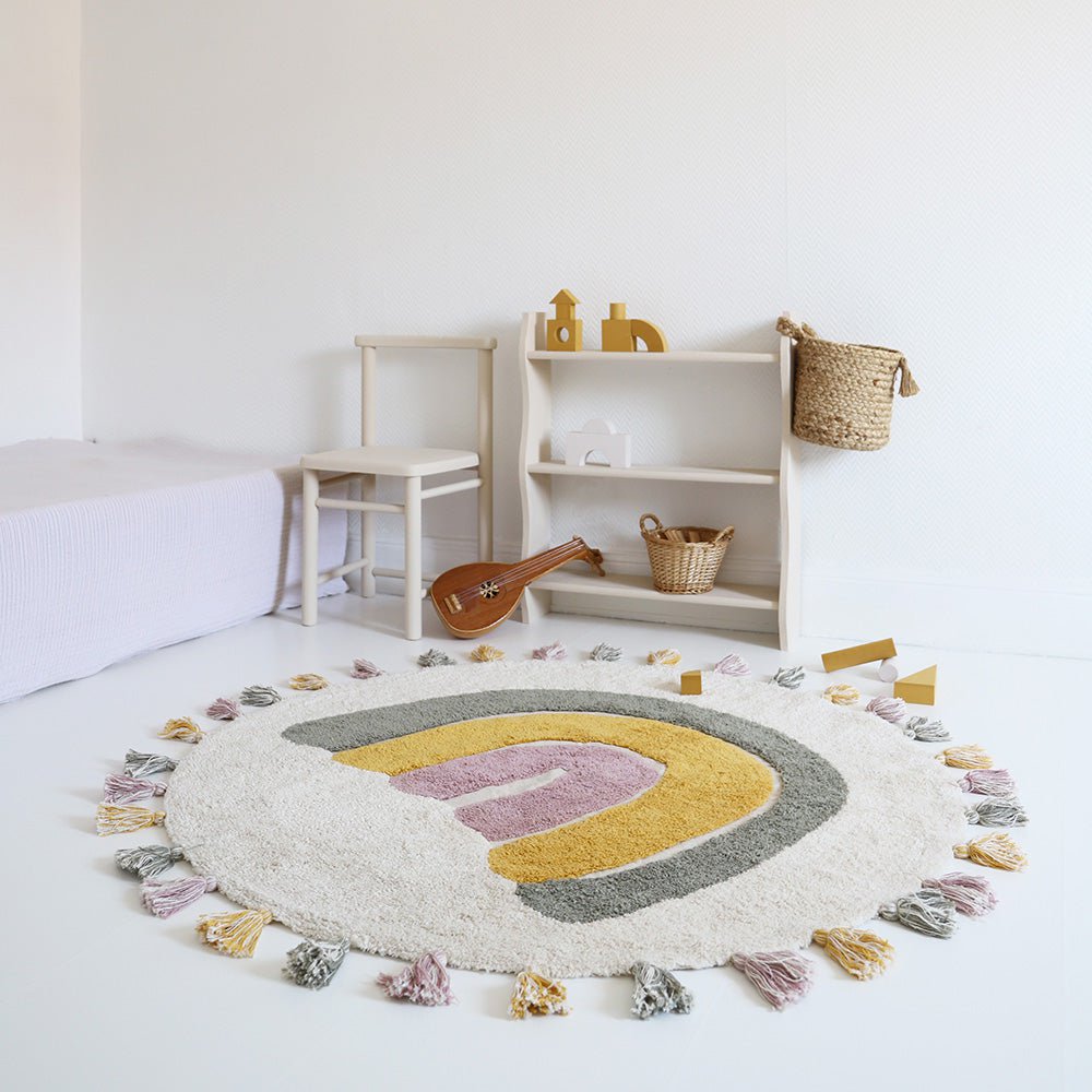 Wasbaar katoenen kindervloerkleed in regenboogkleuren met RAINBOW MOSS-pompons