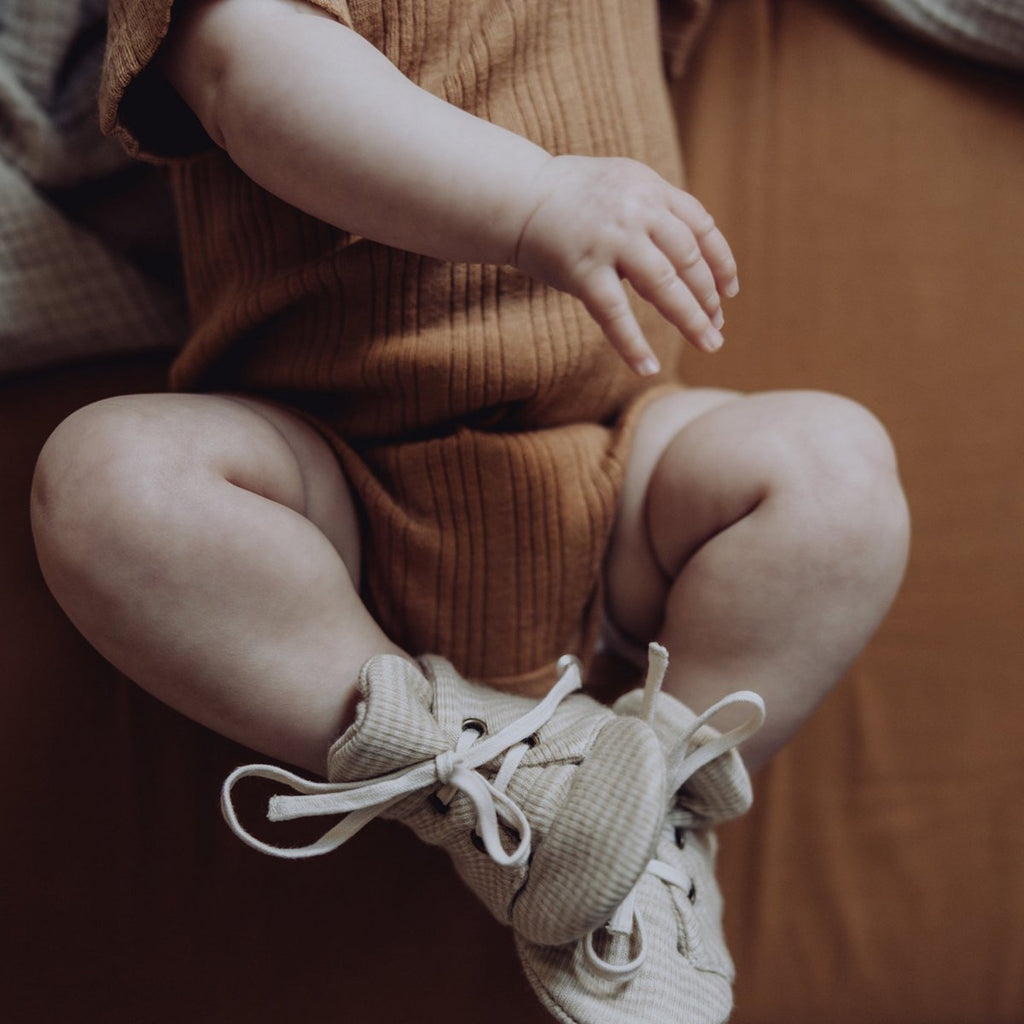 Babyslofjes van wollen ribstof - Haverstreep