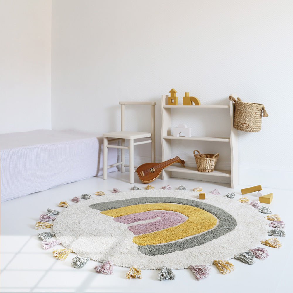 Wasbaar katoenen kindervloerkleed in regenboogkleuren met RAINBOW MOSS-pompons
