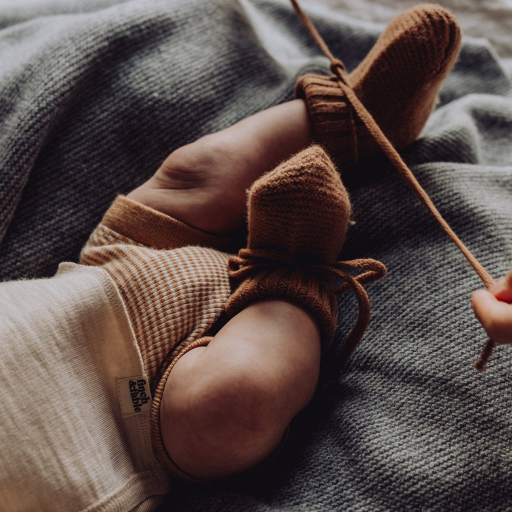 Wollen gebreide babyslofjes - Fawn